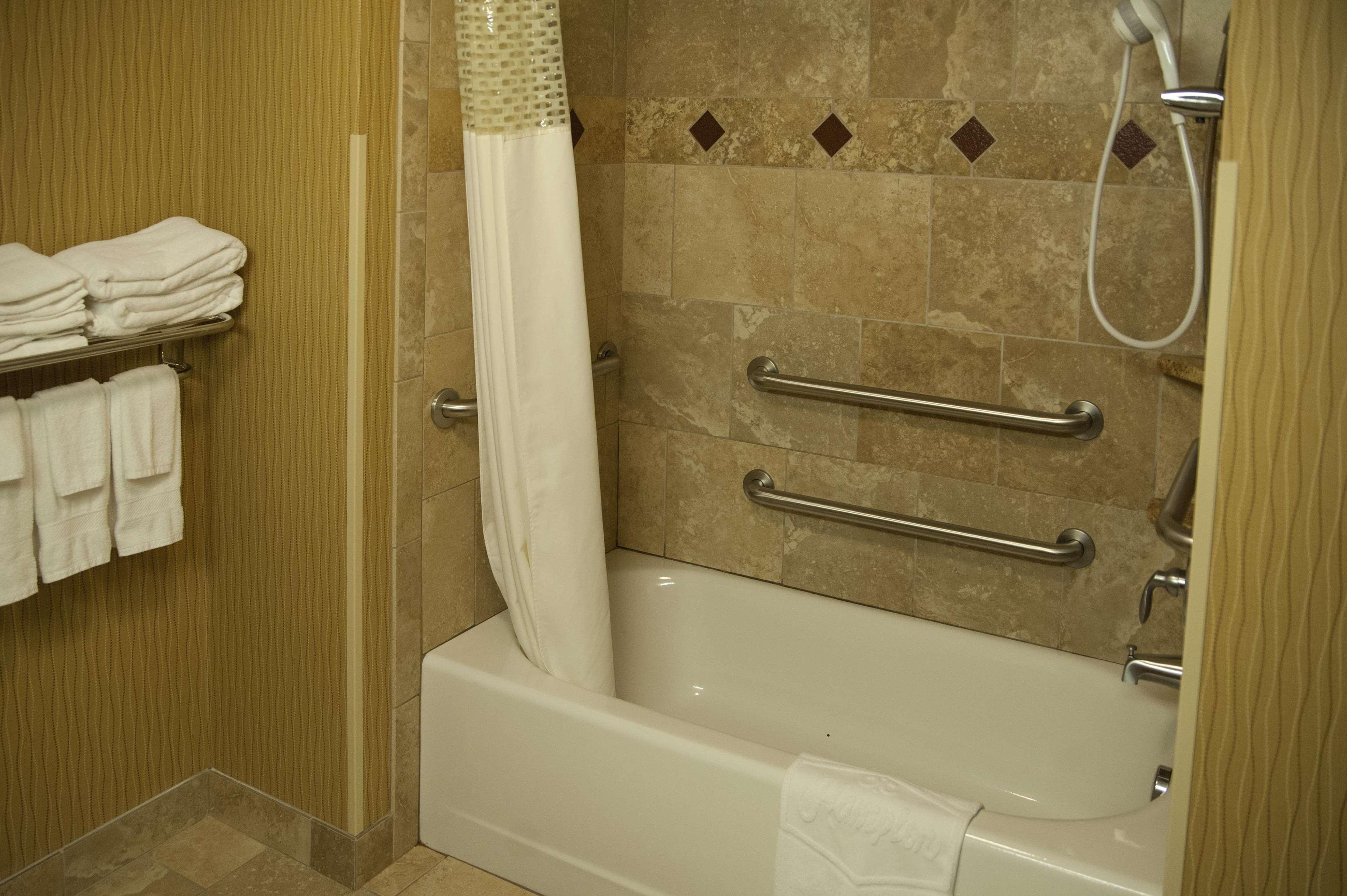 Hampton Inn & Suites Уотертаун Экстерьер фото