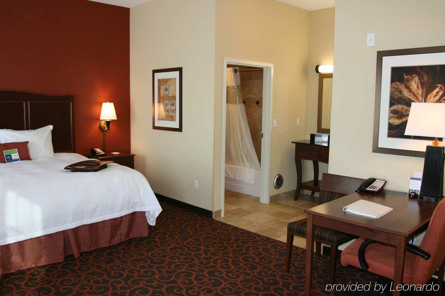 Hampton Inn & Suites Уотертаун Номер фото