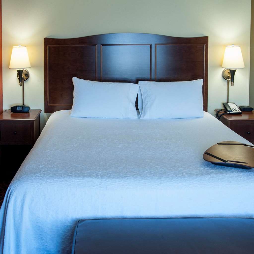 Hampton Inn & Suites Уотертаун Номер фото